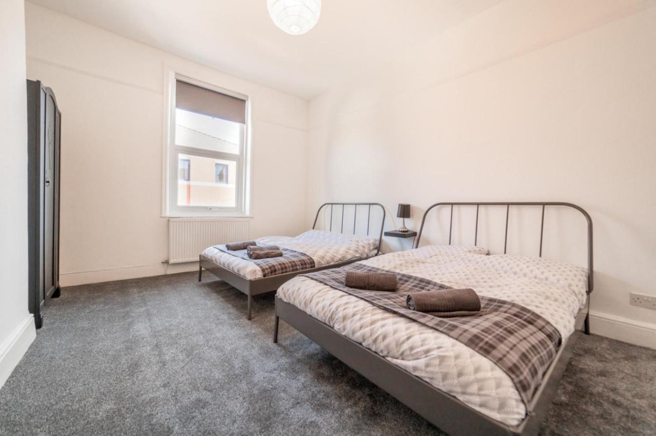 Peaky Blinders Apartment 5 Min Walk To Blackpool Tower Sleeps Up To 14 المظهر الخارجي الصورة