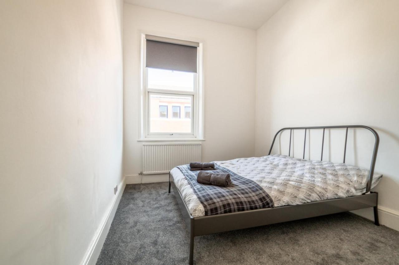 Peaky Blinders Apartment 5 Min Walk To Blackpool Tower Sleeps Up To 14 المظهر الخارجي الصورة