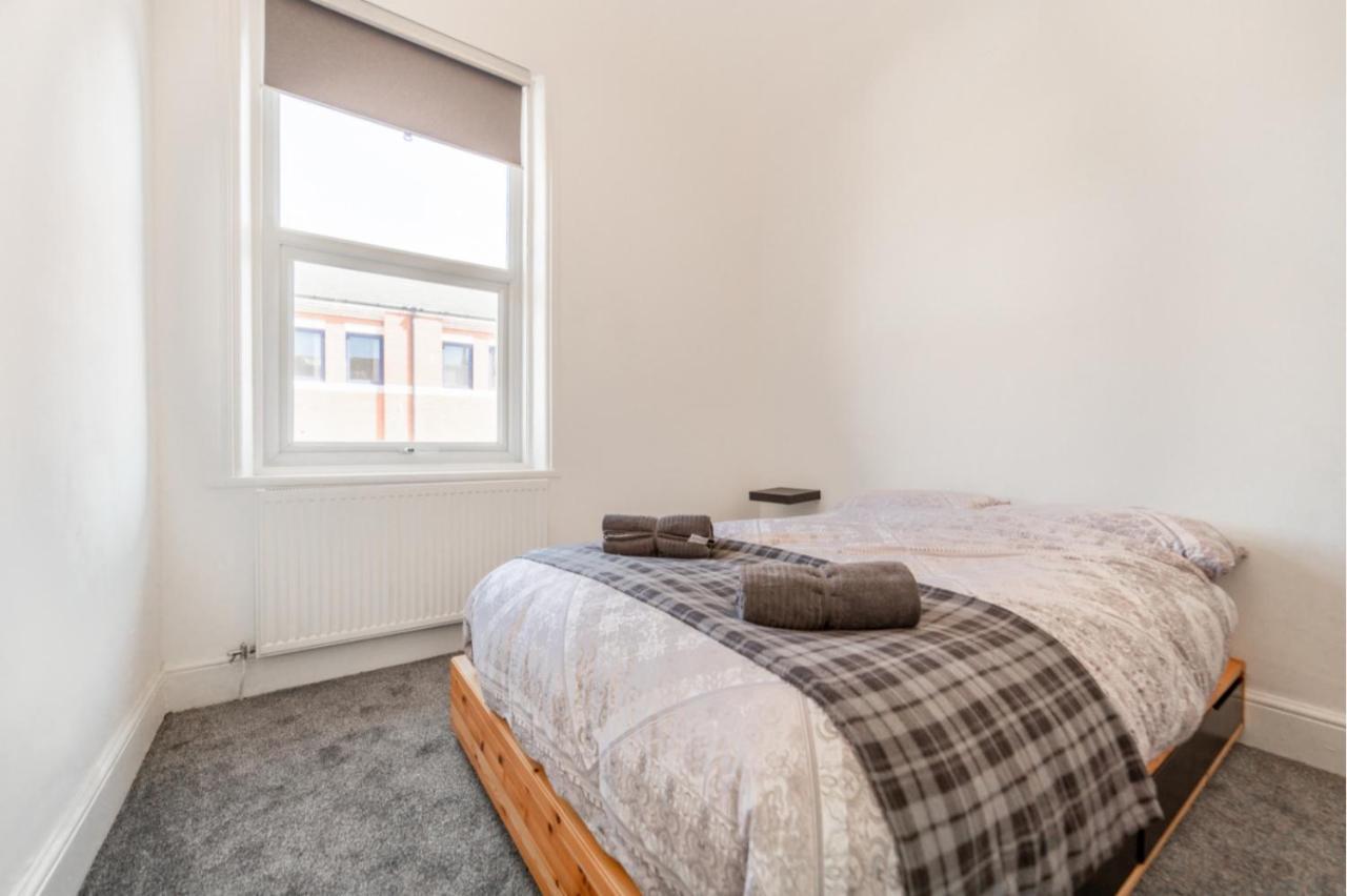 Peaky Blinders Apartment 5 Min Walk To Blackpool Tower Sleeps Up To 14 المظهر الخارجي الصورة